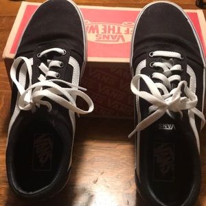 Vans woman ward low tops 9.5